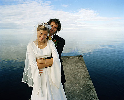 斯堪的纳维亚,瑞典,新郎,新娘,搂抱,码头,微笑,肖像