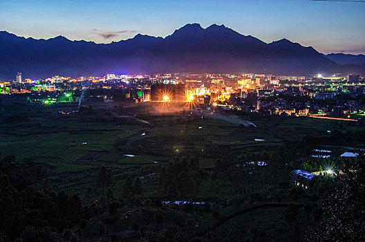 山地,山顶,山脉,山岭,峰丛,自然地理,旅游,房子,住宅,城镇,楼房,小镇,县城,建设,建筑,灯火通明,路灯,灯光,田野,傍晚,日落,黄昏,郊外,清境,宁静,清净,辽