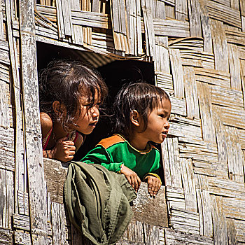 男孩,女孩,倚靠,室外,窗,建筑,编织物,乡村,寺院,清莱,泰国
