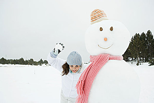 美女,站立,靠近,雪人,就绪,投掷,雪球,看镜头