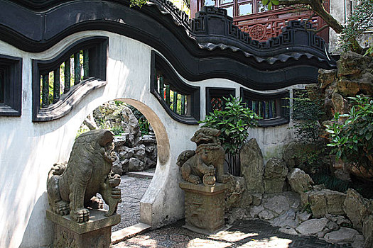 上海豫园古典园林静观大厅前石狮