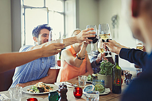 朋友,庆贺,祝酒,葡萄酒杯,就餐,餐厅桌子