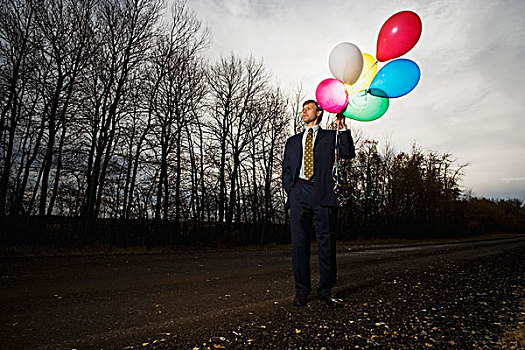 艾伯塔省,加拿大,商务人士,站立,道路,拿着,气球