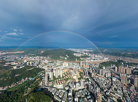 广西梧州,雨后彩虹景美如画