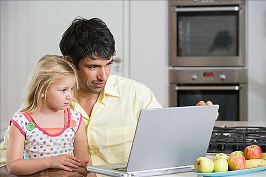 父亲,女儿,看,笔记本电脑