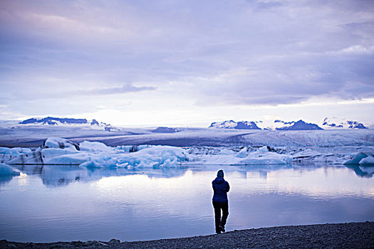 后视图,中年,女人,剪影,杰古沙龙湖,结冰,湖,冰岛