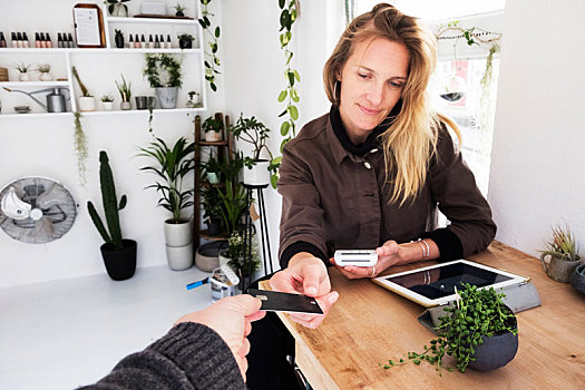 女业主,植物,店,信用卡,顾客,支付,小,珍珠项链,黑色,容器