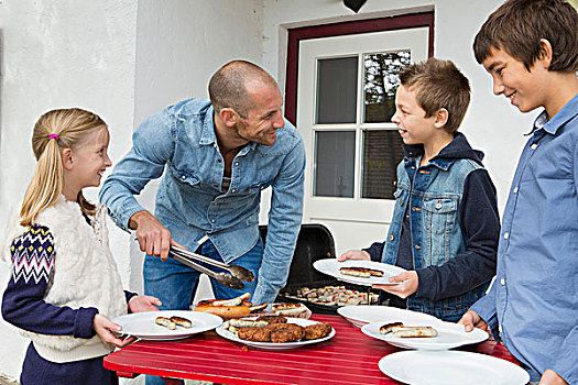 父亲,食物,孩子,花园,烧烤,桌子