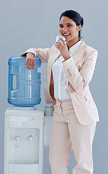 职业女性,喝,冷水机