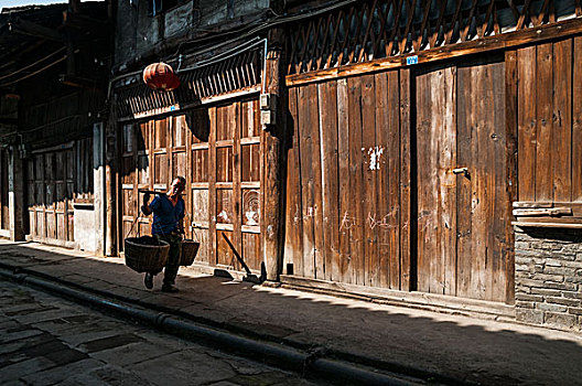 街道,老人,挑夫,古镇,商店,老房子,旧建筑,中国
