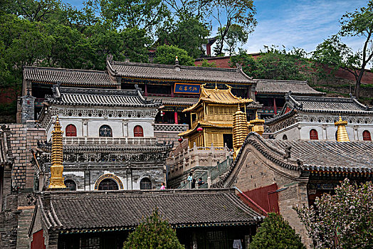 山西忻州市五台山显通寺千钵文殊殿上方的铜殿