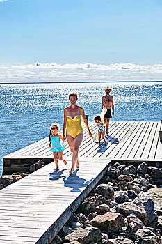 父母,两个女孩,码头,瑞典