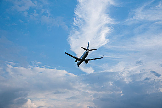 中国国际航空的飞机正降落重庆江北机场