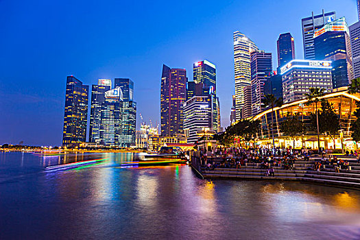 新加坡的鱼尾狮喷泉和滨海湾