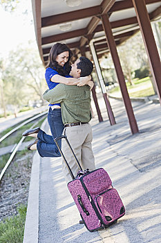 幸福伴侣,搂抱,火车站