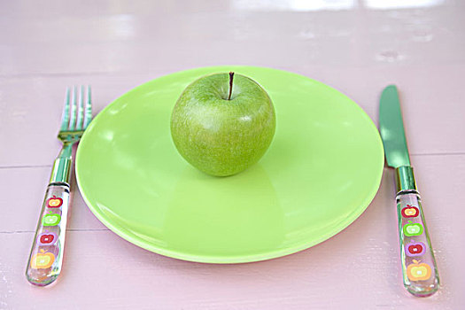 盘子,苹果,绿色,银器,静物,食物,概念,桌子,粉色,刀,叉子,塑料制品,图案,水果,餐食,新鲜,健康,维生素,营养,饮食,低热量
