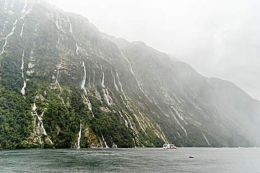 瀑布,米尔福德峡湾,新西兰