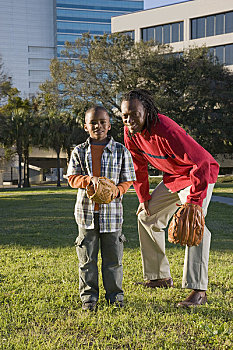 肖像,美国黑人,父子,玩,垒球,看镜头