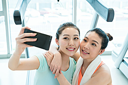 两个年轻女子在健身房自拍
