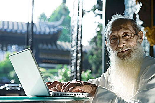 老人,穿,传统,中国人,衣服,使用笔记本,看镜头,微笑