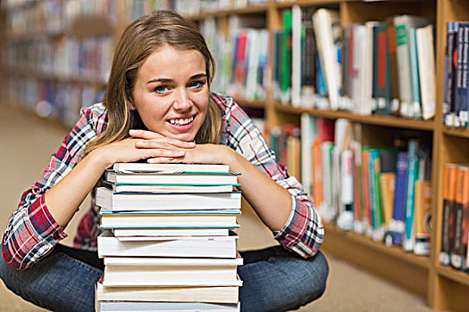 微笑,学生,坐,图书馆,地面,靠着