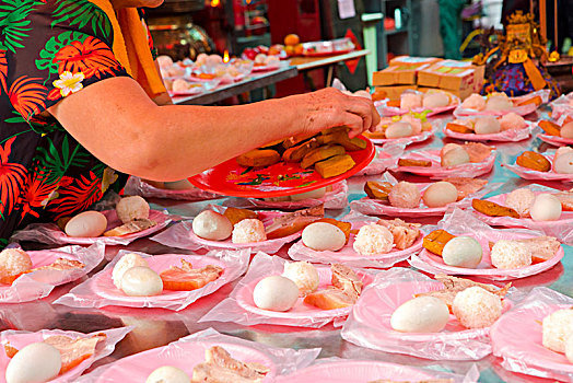 中国传统宗教信仰,礼仪上用的祭品,猪肉,蔬菜,豆干,鸡蛋,饭团,俗称小三牲