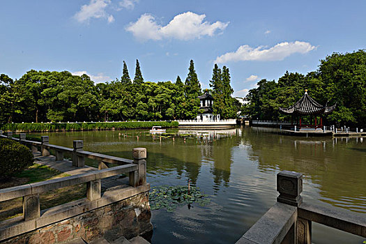 孔庙门口的湖