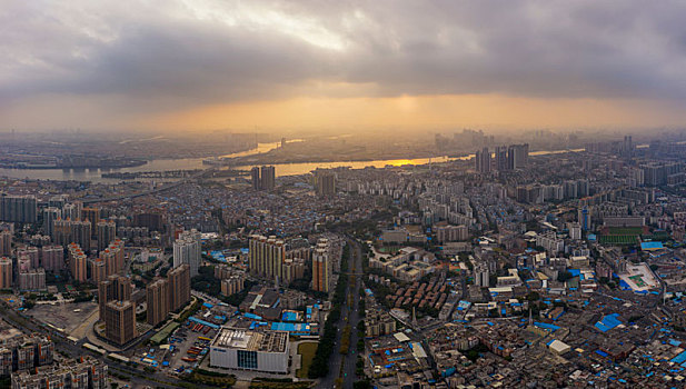 中国广东广州,航拍珠江两水道交汇处城市景观