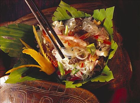 虾仁沙拉,中式面条,树叶,碗