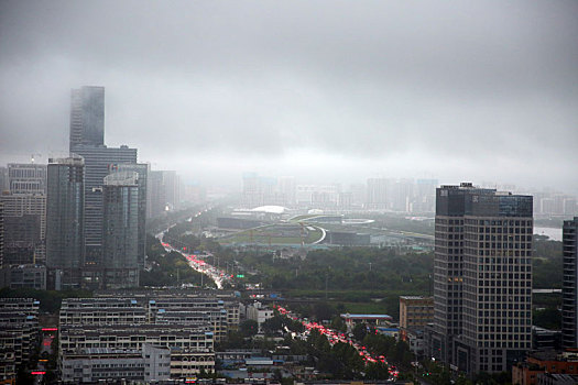 山东省日照市,台风,烟花,带来瓢泼大雨,百米高楼被乌云笼罩