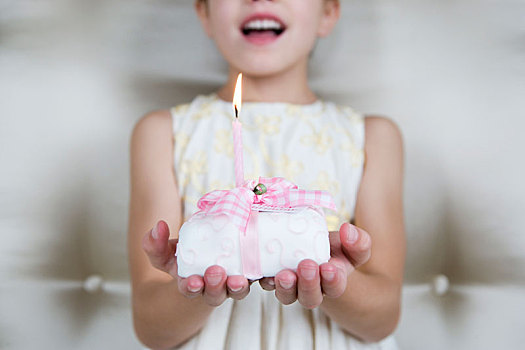 小女孩,拿着,生日蛋糕,照亮,蜡烛