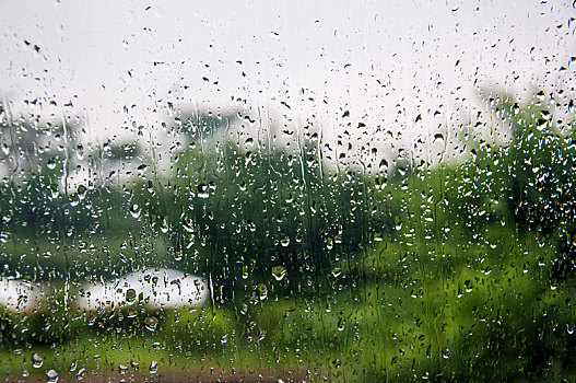 雨天沾满雨滴的玻璃