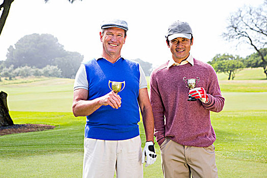 打高尔夫,朋友,拿着,杯子,看镜头,微笑