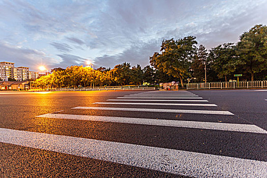 夕阳下的北京道路