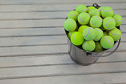 俯拍,网球,金属,桶,白色背景,木桌子