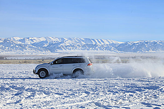 雪地汽车漂移