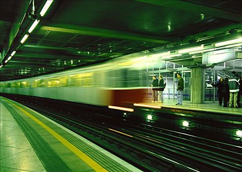 伦敦,地铁,车站,站台,到达,离开,乘坐,棋盘,进入,轨道,交通,铁路,速度,向上,红色,开始,动感,迅速,动作,活动