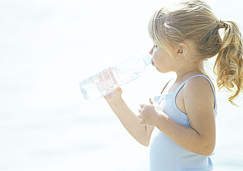 小女孩,饮用水,瓶子