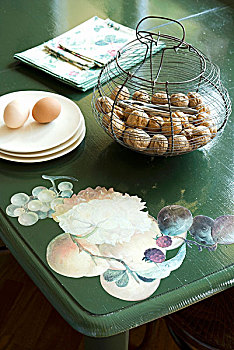 坚果,铁丝篮,蛋,碟,涂绘,桌子