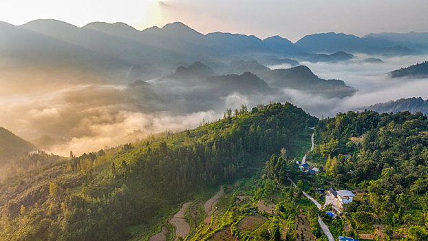 重庆酉阳,雾气骄阳美乡村