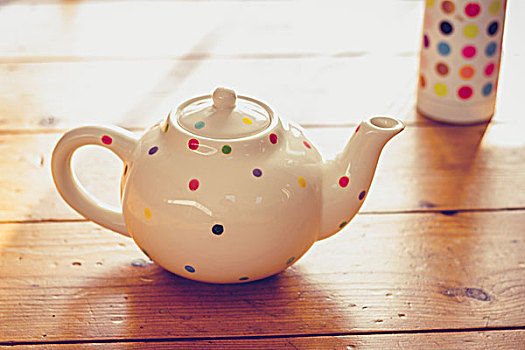圆点,茶壶,热水瓶,木地板
