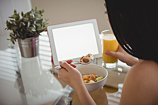 女人,吃饭,早餐,使用笔记本,桌子
