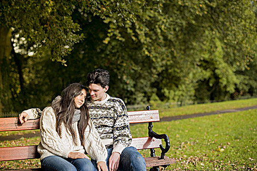 年轻,情侣,坐,公园长椅