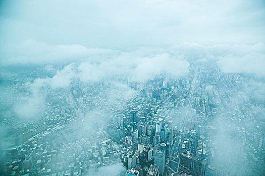 台湾台北市120大厦上眺望云雾中的台北市景