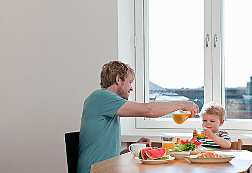 父亲,幼儿,儿子,吃早餐,厨房用桌
