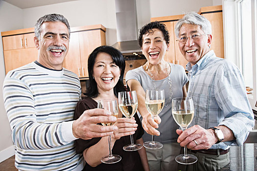 两个,情侣,厨房,亚洲,白人,男人,女人,制作,干杯,眼镜,白葡萄酒