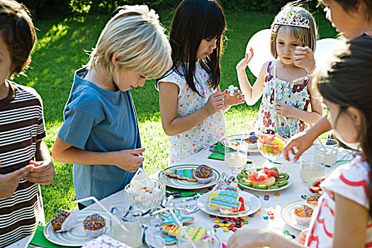 孩子,选择,甜食,桌子,户外,生日派对
