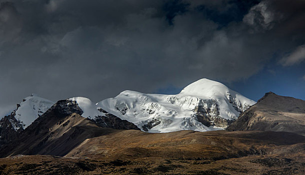 念青唐古拉山的雪峰