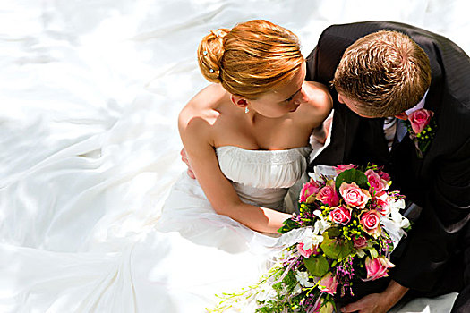婚礼,情侣,搂抱,新娘,拿着,花束,手,新郎