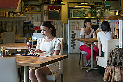 坐,女人,桌子,咖啡,看,手机,两个女人,背景